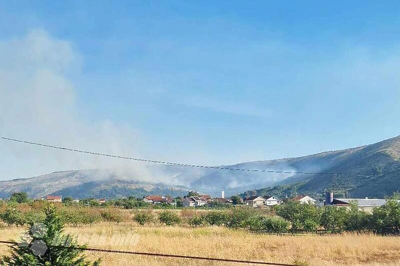 Veliki požar kod Mostara: Vatra bukti kod kasarne, u blizini i neeksplodirane naprave